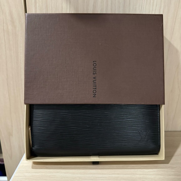 24 hour sale! Only $575 Beautiful Louis Vuitton Zippy Wallet - Picture 9 of 10